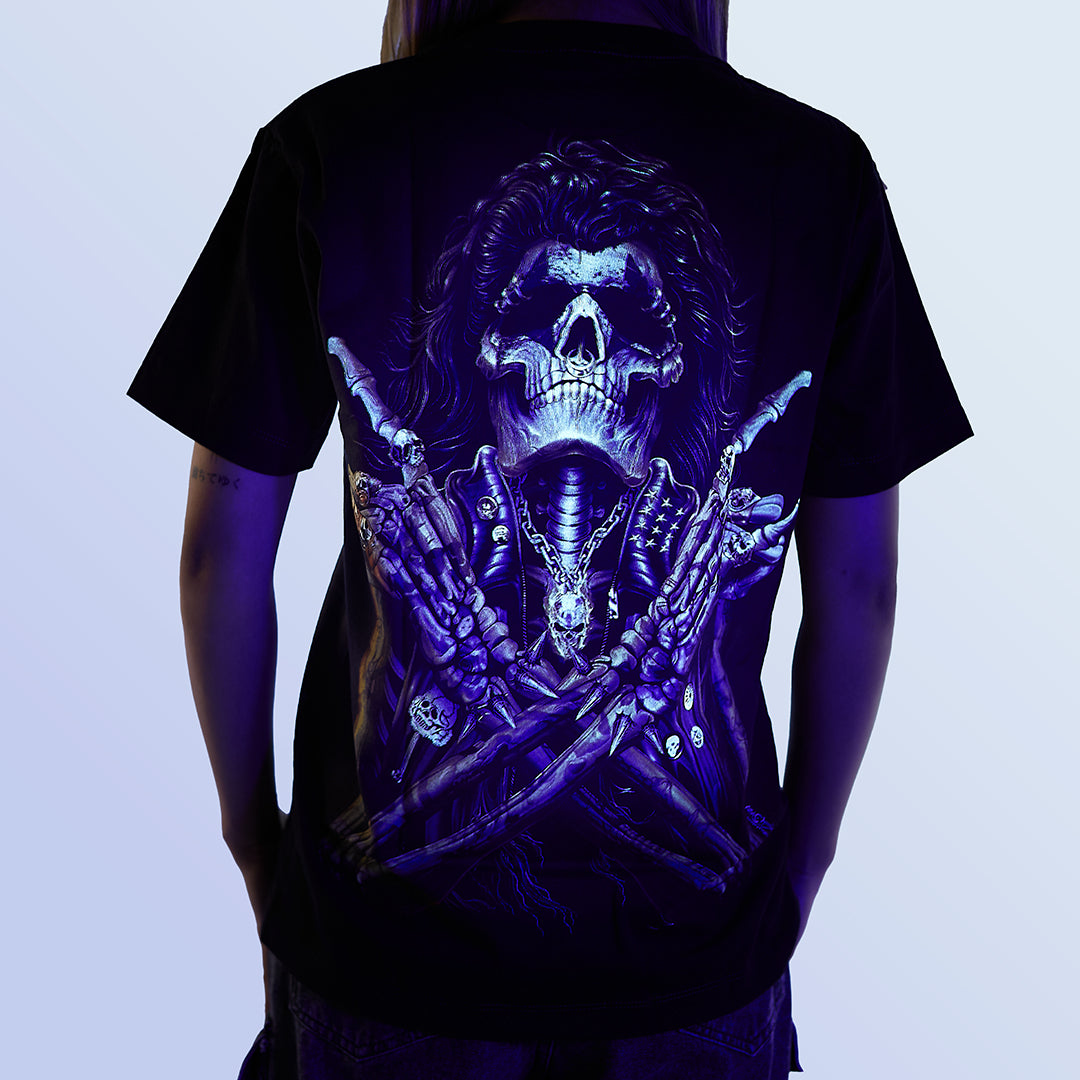 Schwarzes T-Shirt mit DeathX-Print unter UV-Licht, Rückseite 