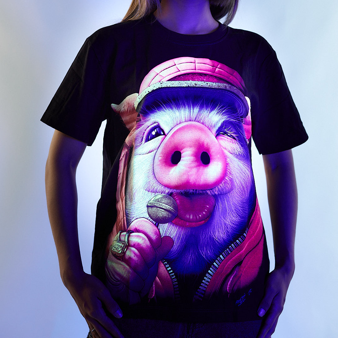 Schwarzes T-Shirt mit Schweinchen Print unter UV-Licht, Vorderseite