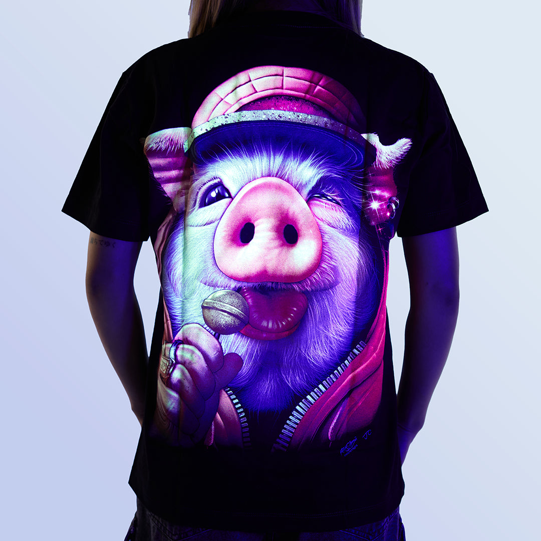 Schwarzes T-Shirt mit Schweinchen Print unter UV-Licht, Rückseite