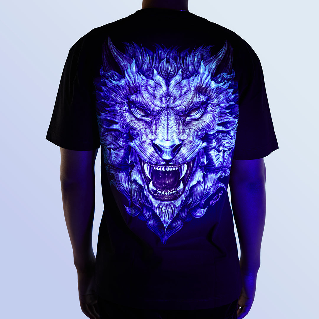Schwarzes T-Shirt mit Werwolf-Print unter UV-Licht, Rückseite 