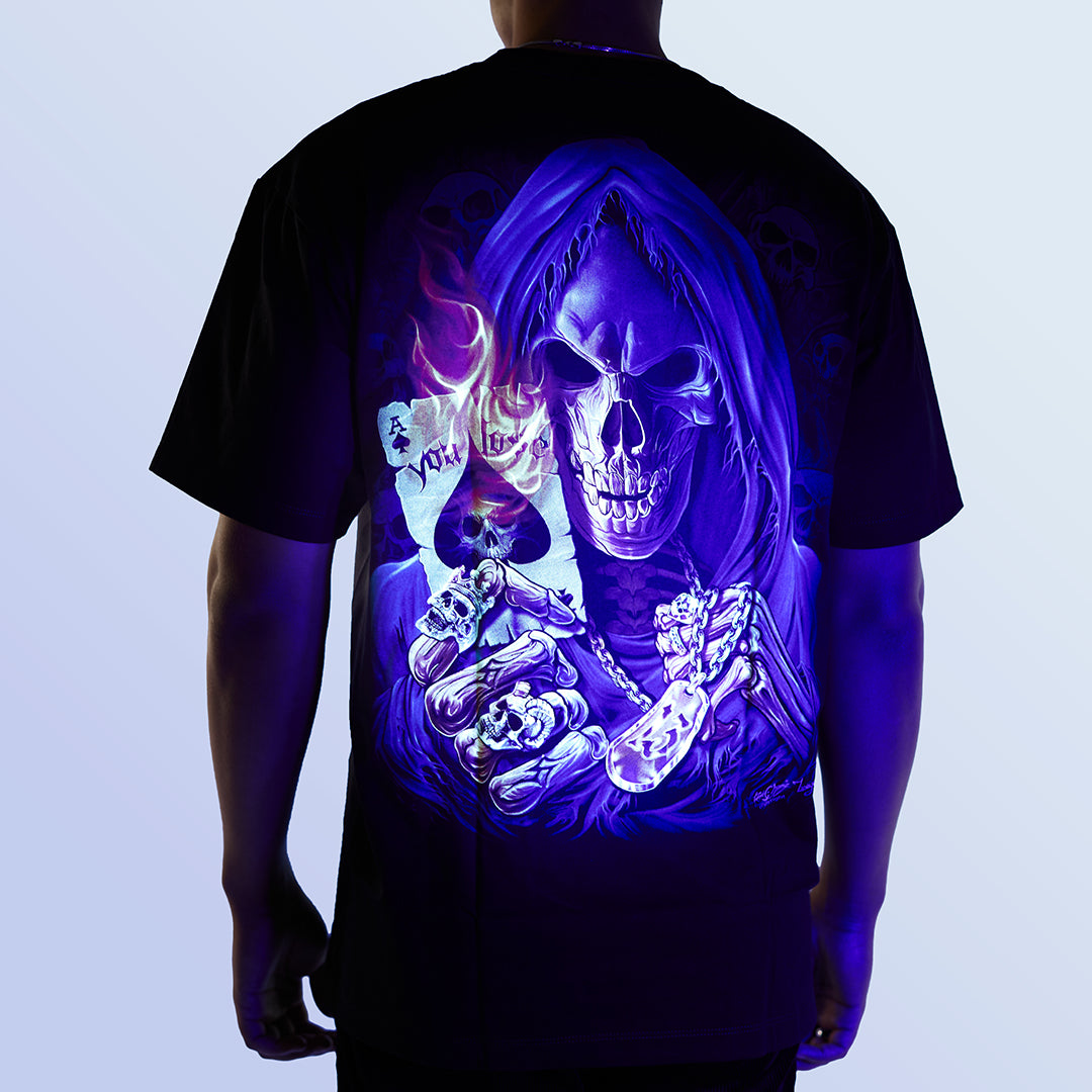 Schwarzes T-Shirt mit Totenkopf und Ass-Karte unter UV-Licht, Rückseite