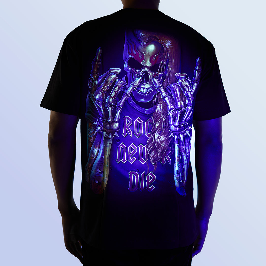 Schwarzes T-Shirt mit Totenkopf und Rock never die-Print unter UV-Licht, Rückseite 